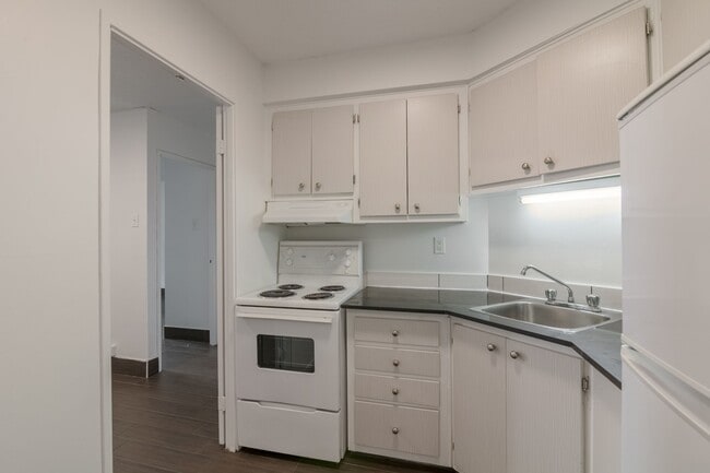 Building Photo - 2285 Rue St Mathieu