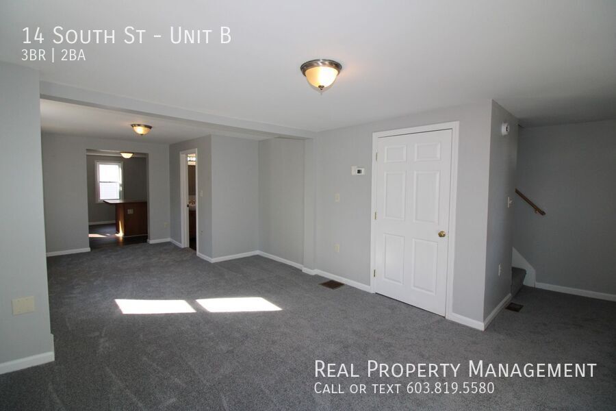 Primary Photo - Large 3 Bed 2 Bath Tri Level Duplex Availa...