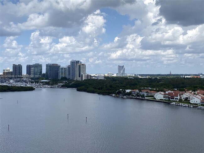 Foto del edificio - 1 Grove Isle Dr