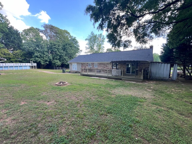 Building Photo - Room in House on Shady Oak Trail