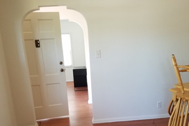 Foto del edificio - 8437 Naylor Ave