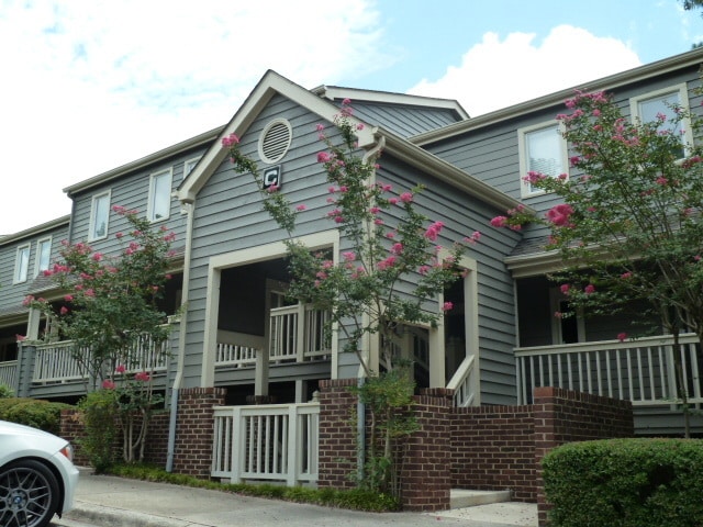 Building Photo - Available Now! Updated 2br 2ba Garden-Style Condo in Mill Creek! Walk to Campus