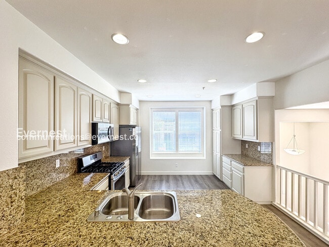 Foto del edificio - 650 Summer Ln