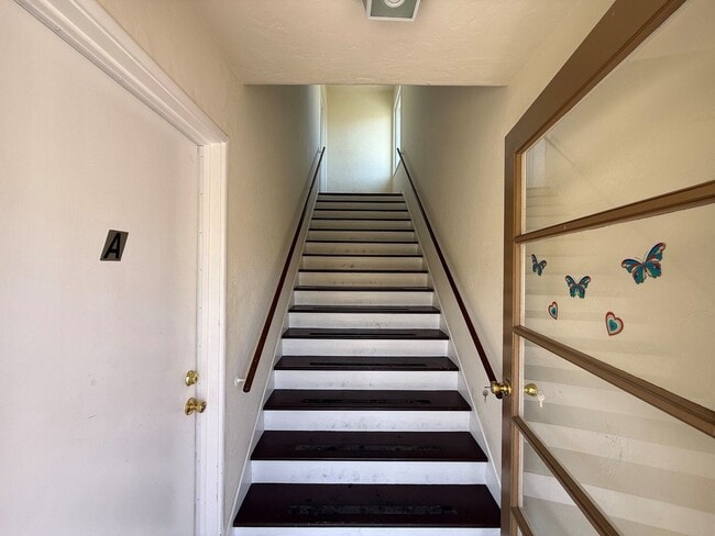 Building Photo - Bright Upper-Level 2BR Home in Alameda’s Desirable East End.