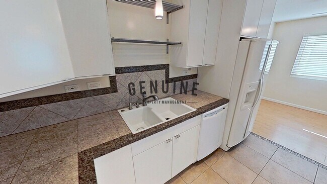 Foto del edificio - Lovely 2 Bd 1.5Ba Condo in Costa Mesa With Spacious Deck