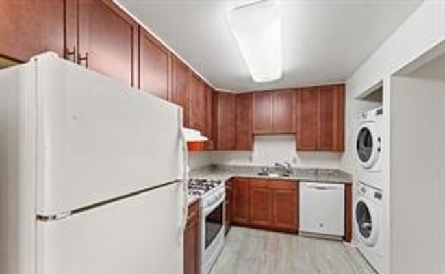 Building Photo - Luxury 2BR 2BA condo in the heart of Rockv...