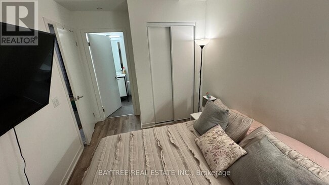 Photo du bâtiment - 1808 St Clair Ave W