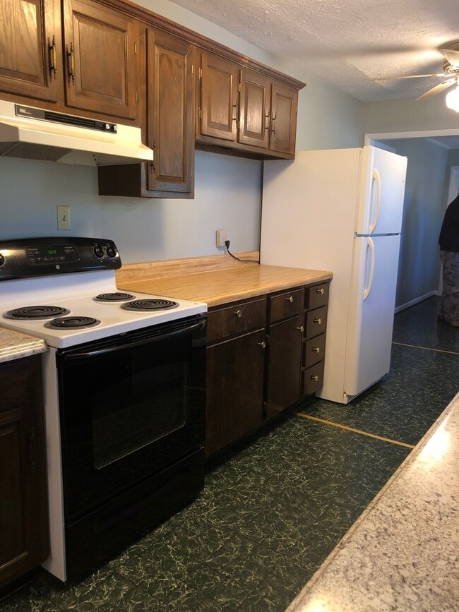 Building Photo - 98 Montclair Cir