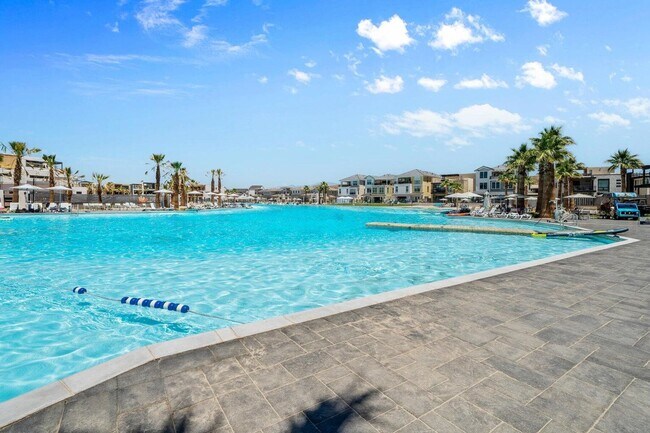 Building Photo - Desert Color Delight!