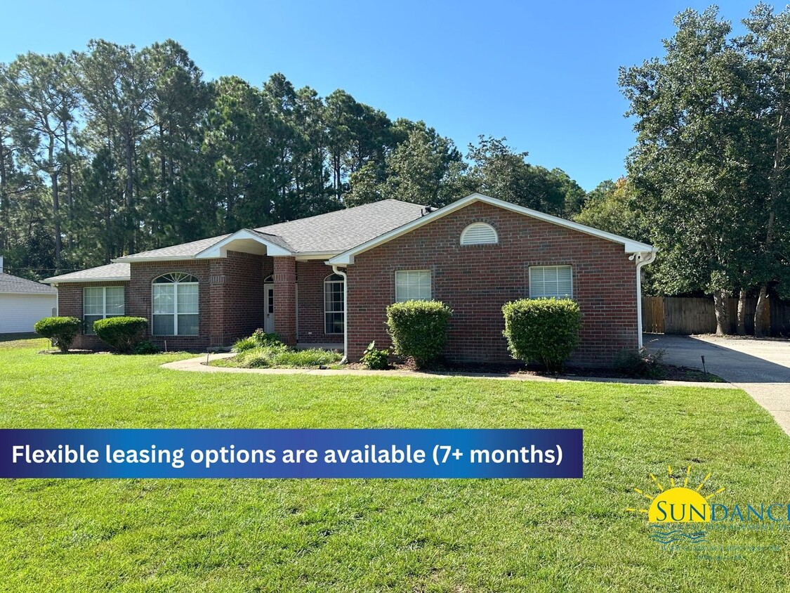 Foto principal - Fully Furnished 4 Bedroom Home in Navarre!