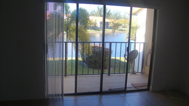 Foto del edificio - 1515 Lake Crystal Dr