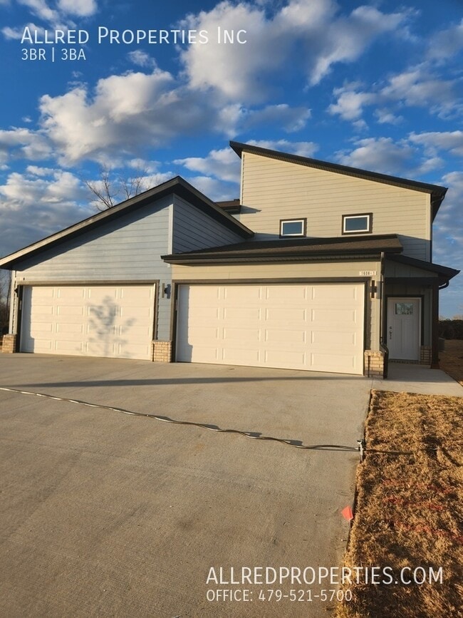 Photo - 1608 Casuarina Dr Townhome