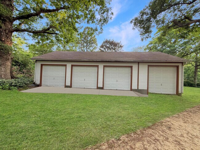 Building Photo - 9343 Shady Ln