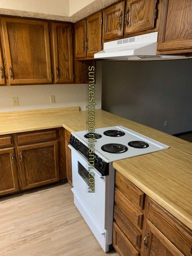 Building Photo - 3 Bed, 2.5 Bath, 2 Story Townhouse with Fi...