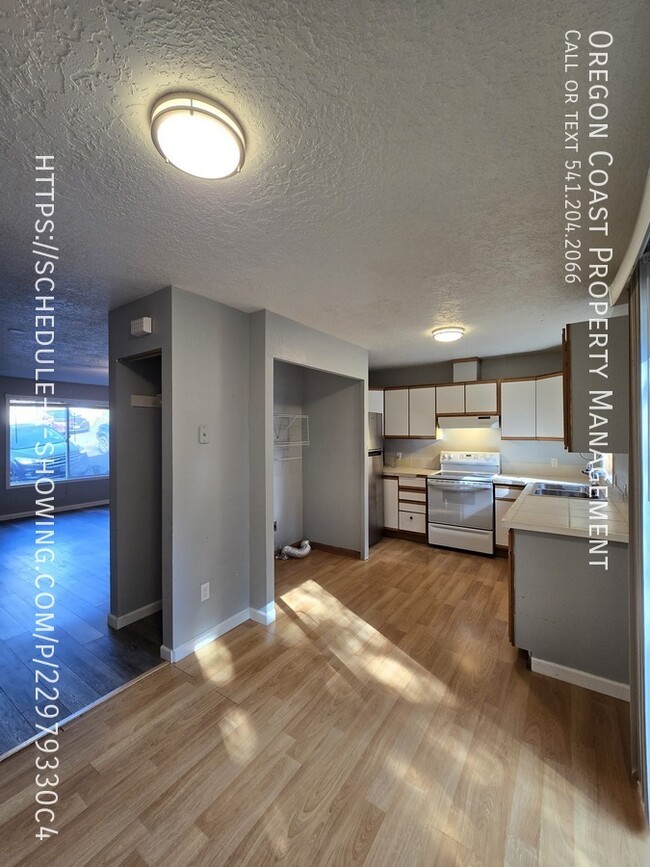 Building Photo - 131 Ainslee Ave