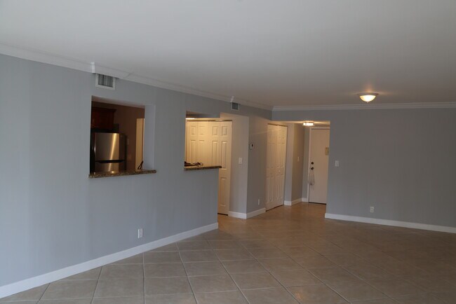 living room - 1000 Parkview Dr