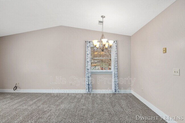 Foto del edificio - 6705 North Dr