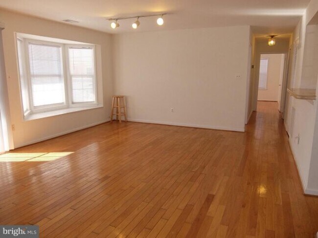 Building Photo - 302 Trinity Ct