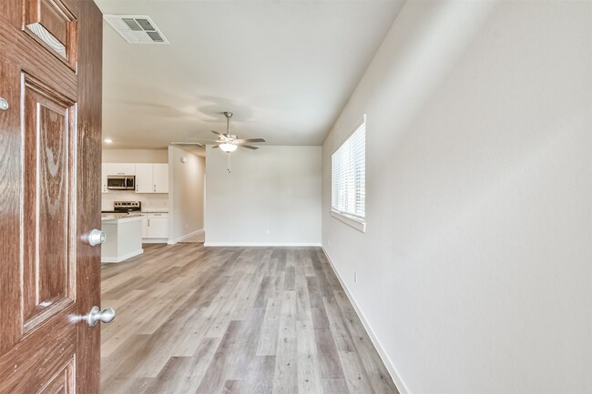 Building Photo - 25133 Pacific Wren Dr