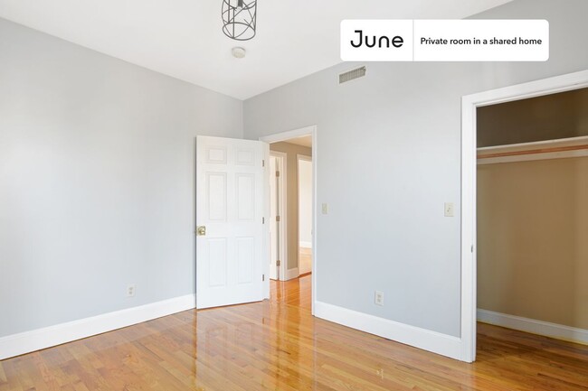 Building Photo - Private bedroom in 4 bed/2 bath Home