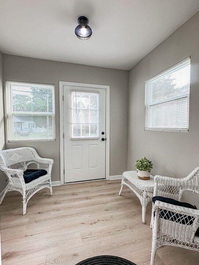 Building Photo - Remodeled 2 bed / 1 bath home