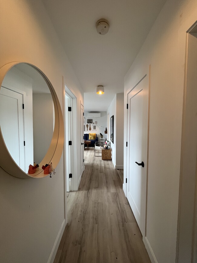 Entry Hallway - 1042 Davenport Rd