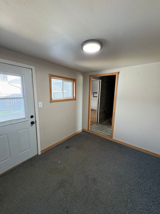 Building Photo - 4 Bedroom Home