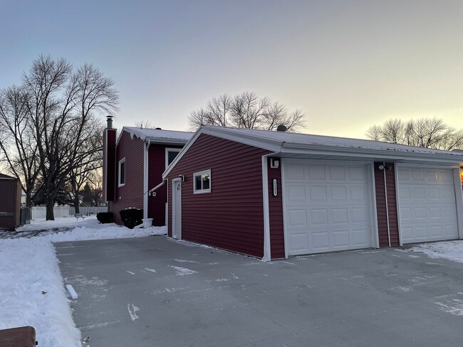 Building Photo - 3 Bed Town Home in West Fargo - MOVE IN IN...