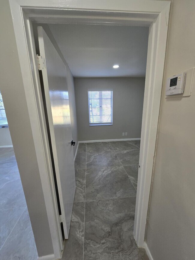 Foto del edificio - 4036 Luzon Ave