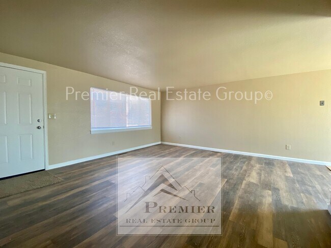 Building Photo - 550 Avenida Del Cielo