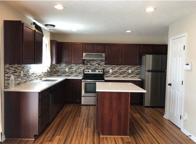 Building Photo - 827 Elm Tree Dr
