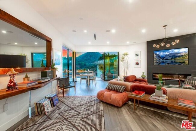 Foto del edificio - 8145 Willow Glen Rd
