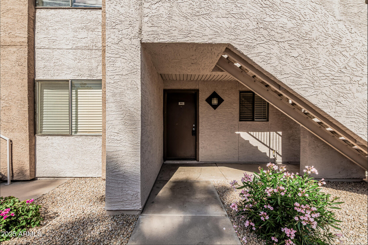 Foto principal - 1065 W 1st St
