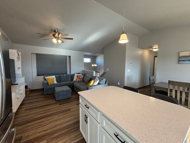 Foto del edificio - 4 BED | 3 BATH | SPLIT-FOYER | BOX ELDER