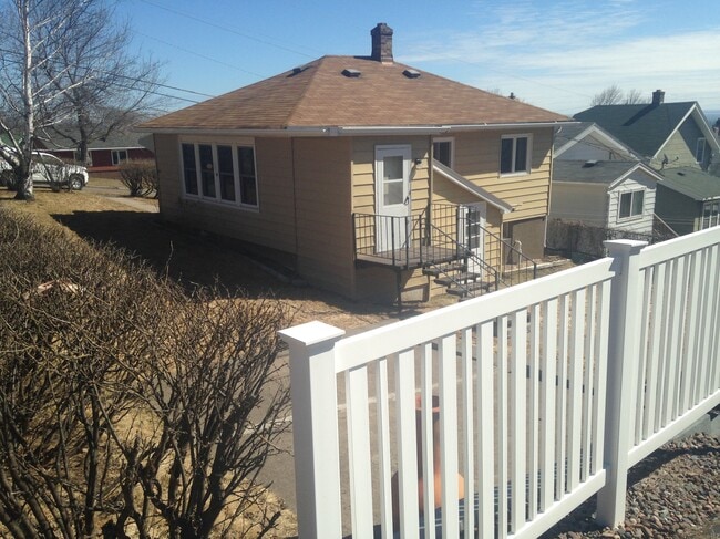 Building Photo - 529 N 11th Ave W