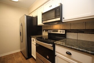 Building Photo - 13 Hideaway Dr