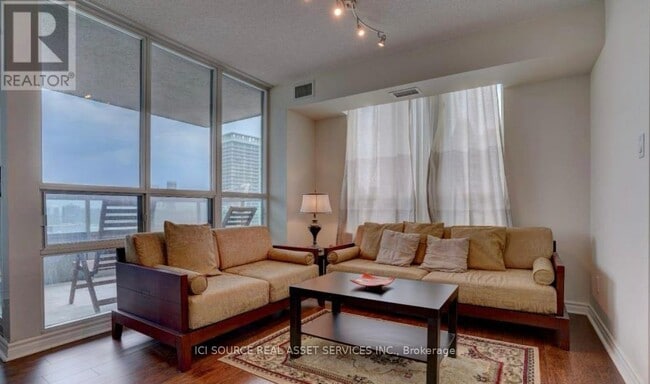 Photo du bâtiment - 335 Rathburn Rd W