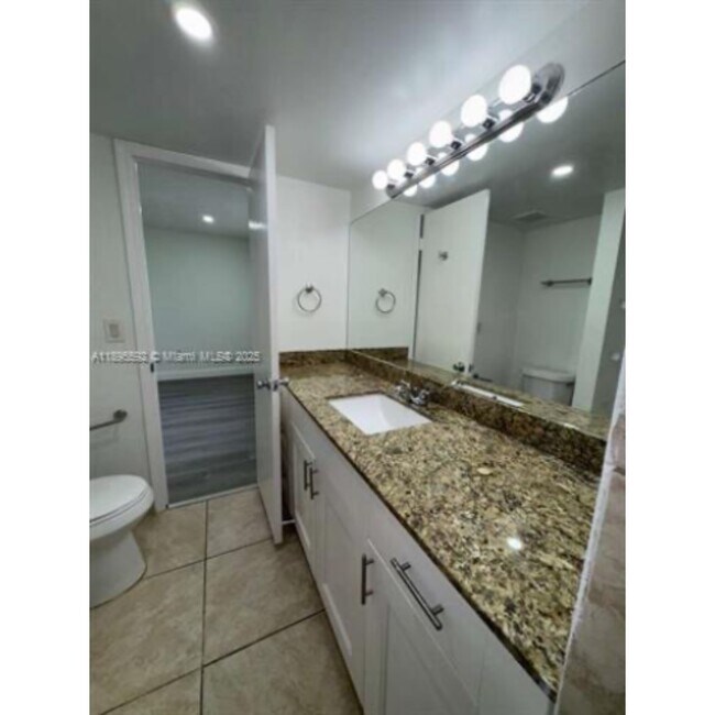 Foto del edificio - 4235 N University Dr