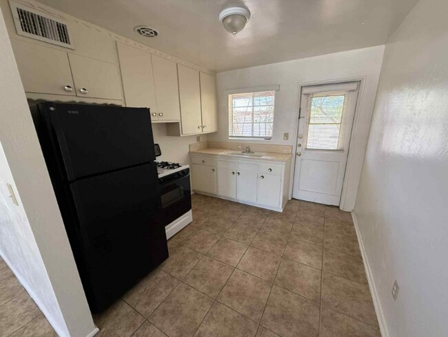 Foto del edificio - 3569 E 3rd St