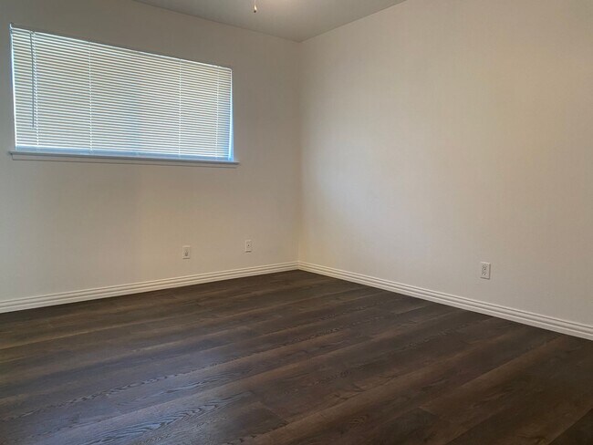 Building Photo - 203-W Eden at Avondale