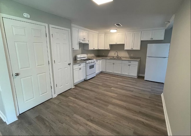 Building Photo - 1609 Clover Dr