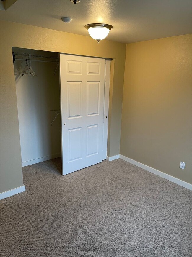 Foto del edificio - Spacious, Top Floor 2 Bed 2 Bath w/Pool an...
