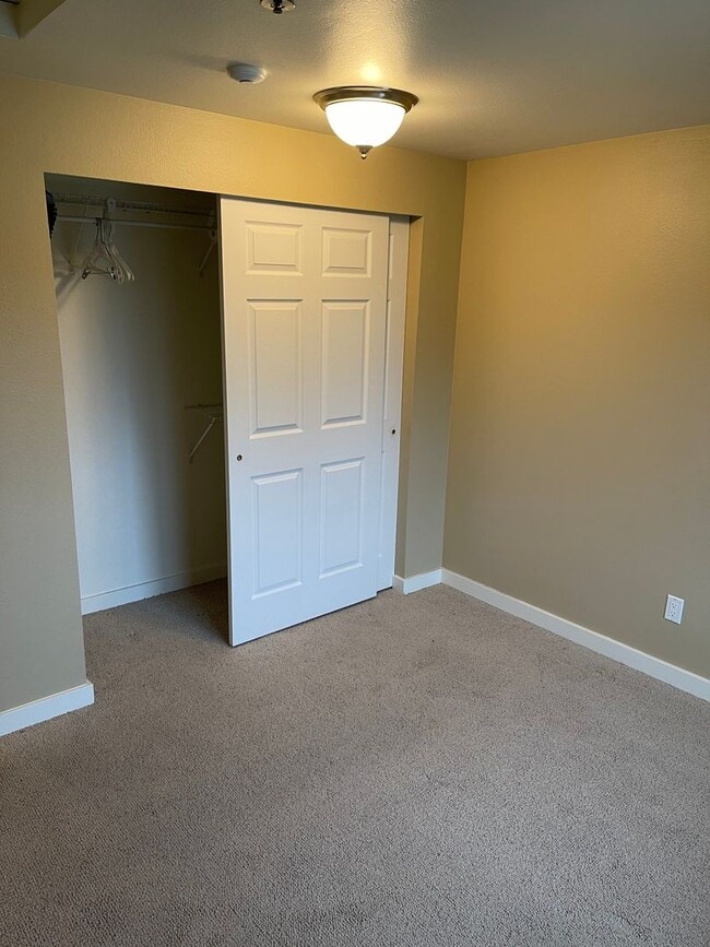 Building Photo - Spacious, Top Floor 2 Bed 2 Bath w/Pool an...