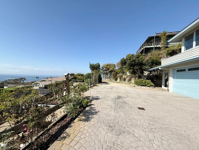 Foto del edificio - Gorgeous Laguna Beach Property with Ocean Views