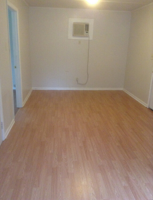 Building Photo - r1135