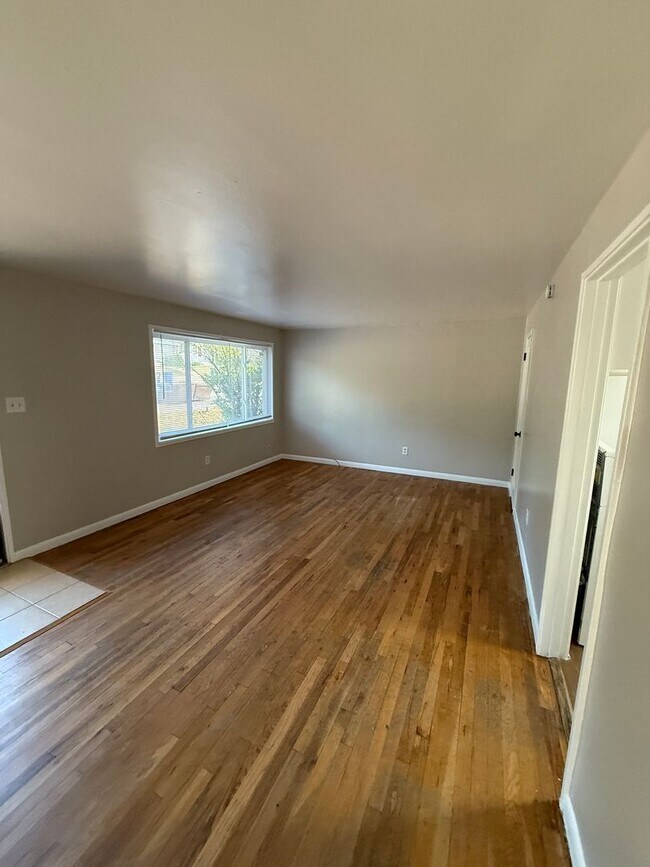 Foto del edificio - 433 Glen View Ct