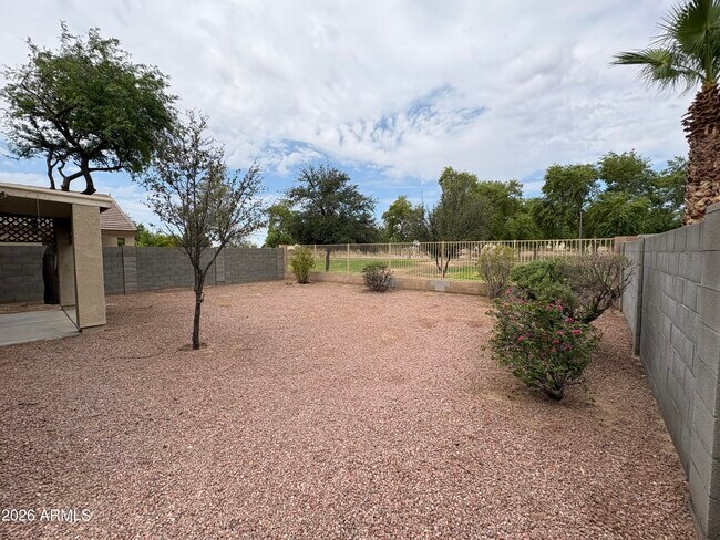 Foto del edificio - 582 S 167th Ln