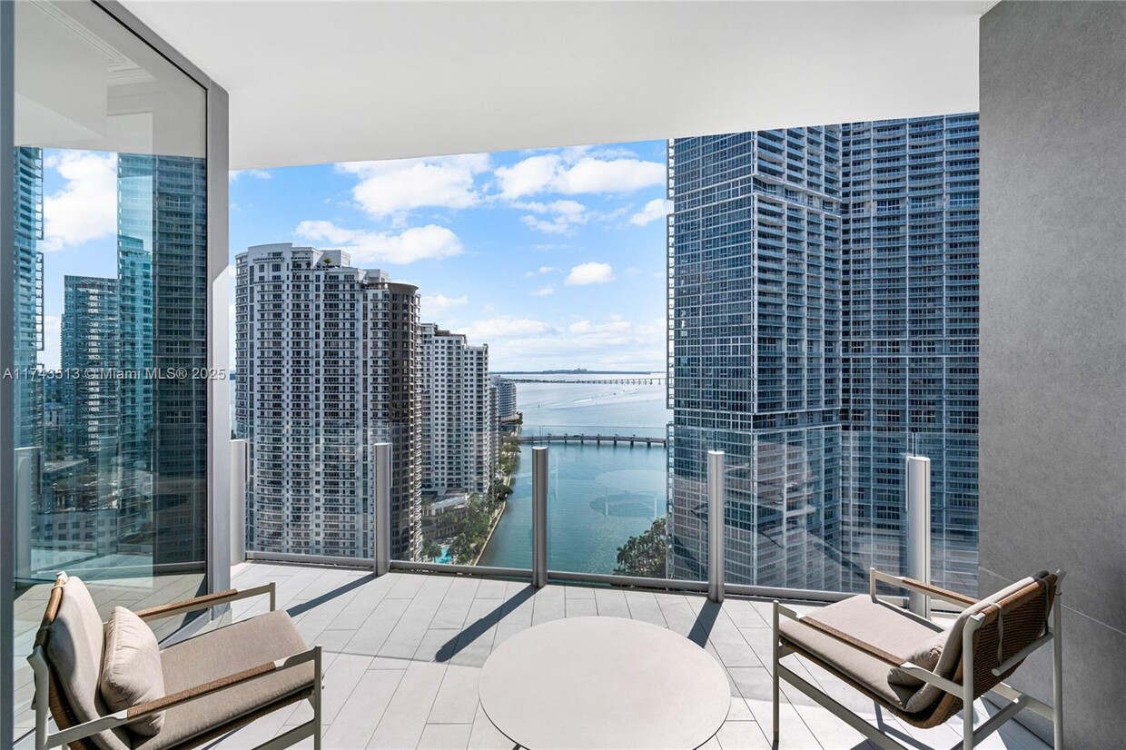 Foto principal - 300 S Biscayne Blvd