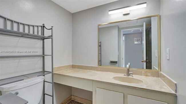 Building Photo - 2500 Parkview Dr