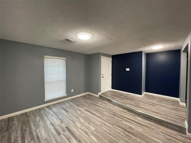 Building Photo - 711 Meadowglen Dr
